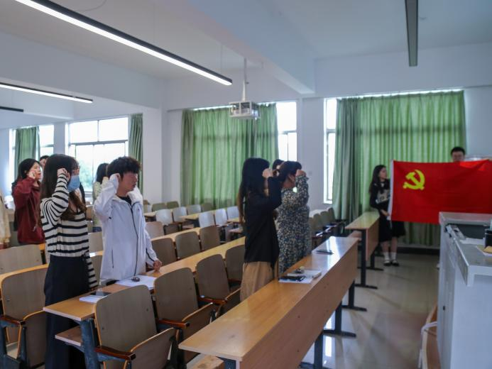 人文学院学生第二党支部开展习近平新时代中国特色社会主义思想主题教育学习