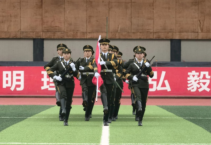 文法学院举行升旗仪式