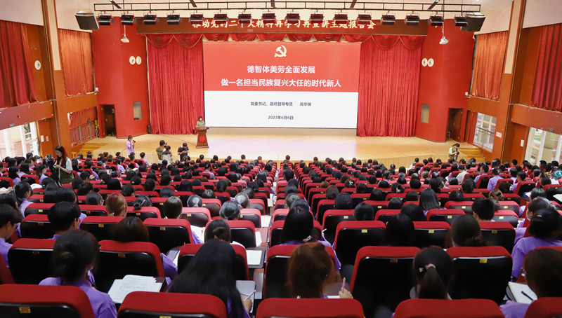 高华锦为文法学院学生作专题报告