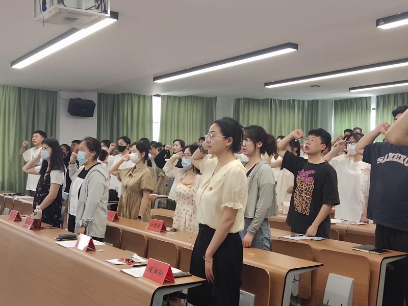青春向党 逐梦前行 | 我校经济与管理学院党总支开展毕业生临别党课活动