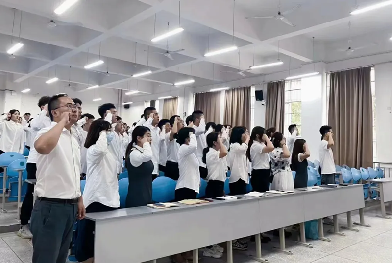 体育与医护学院党总支开展“党章进行囊 信仰伴远行”主题党日活动