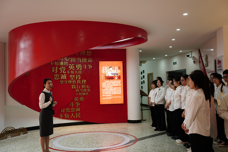 艺术学院学生第一党支部开展“党旗引领再起航,信仰伴己再出发”主题党日活动暨毕业生欢送会