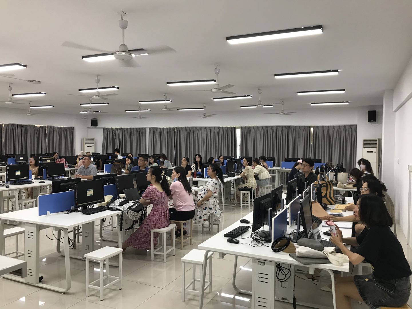 五大联赛经济与管理学院开展青年教师多媒体课件制作技能培训会
