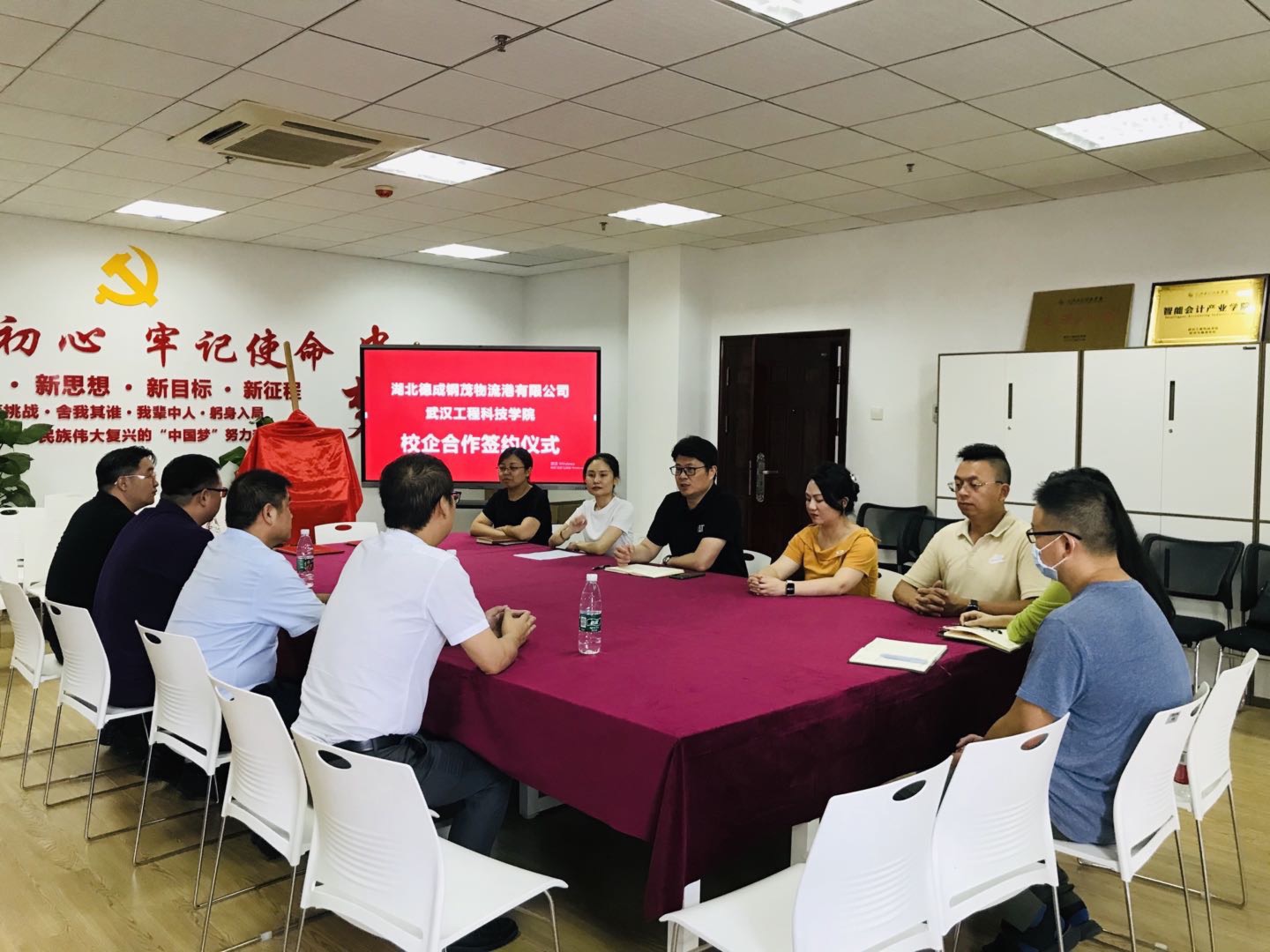 五大联赛经济与管理学院与湖北德成钢贸物流港有限公司举行校企合作签约仪式