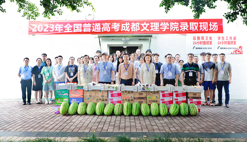 学校领导慰问假期在岗职工