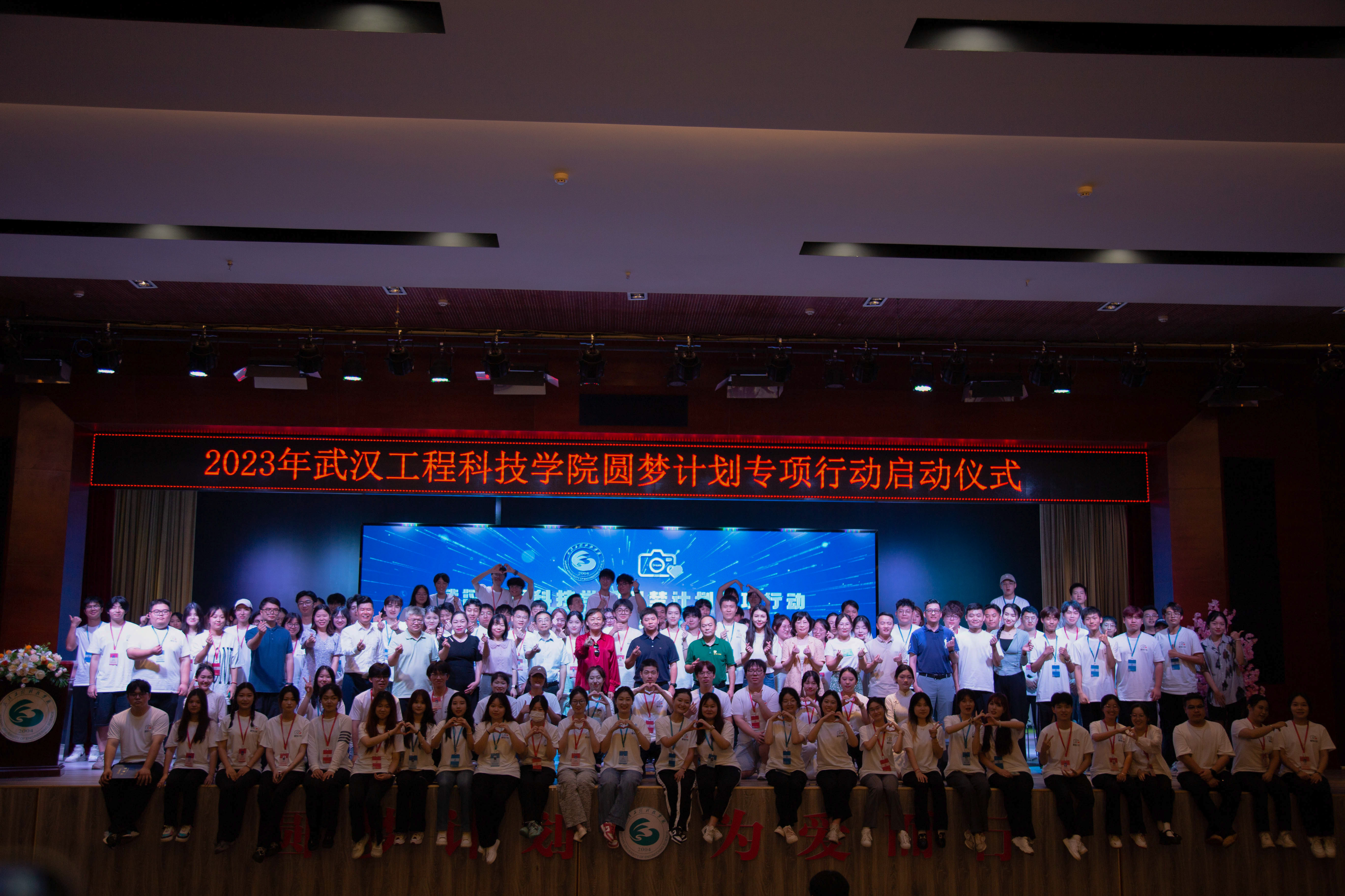 欧洲五大联赛官网学子用镜头点亮青春底色,定格不老爱情