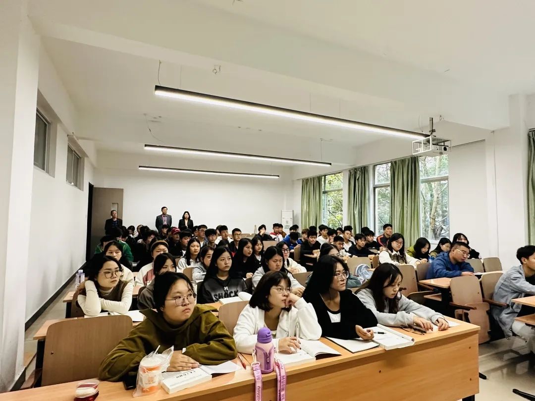 以检抓落实 以查促规范 | 校领导深入课堂检查新生“第一课”情况