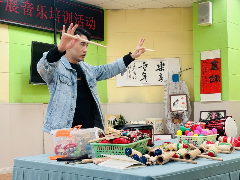 教育学院卢国强老师受邀到金堂四幼开展音乐专题培训