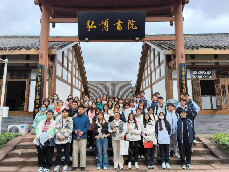 文法学院写作教学团队开展“走进文理的秋天”室外教学活动