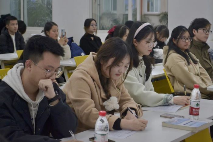 【教育】教育学院参加成都文理学院第五届“新生杯”辩论赛半决赛