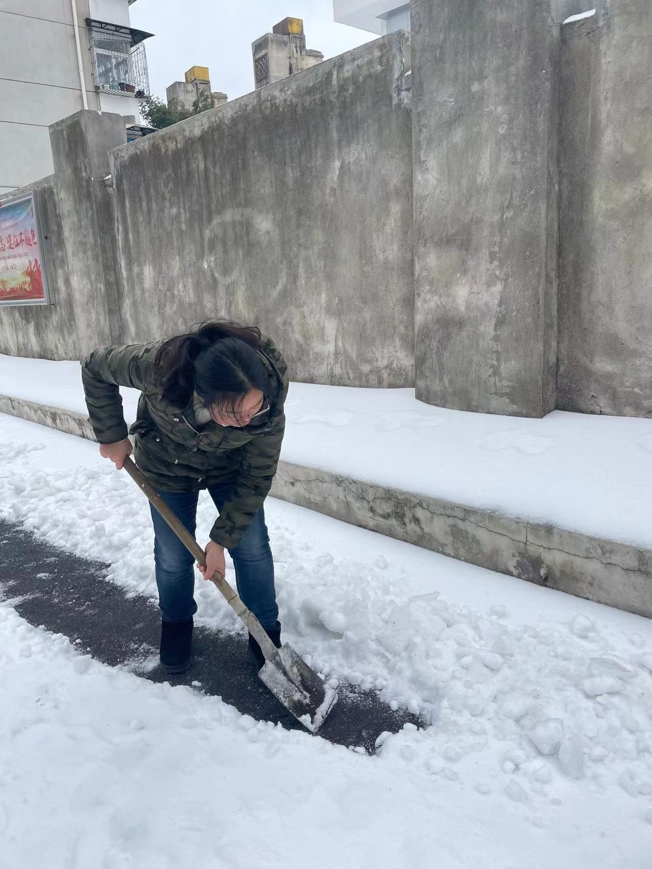 党员聚合力 扫雪暖人心|机械与工程学院党支部开展扫雪除冰行动