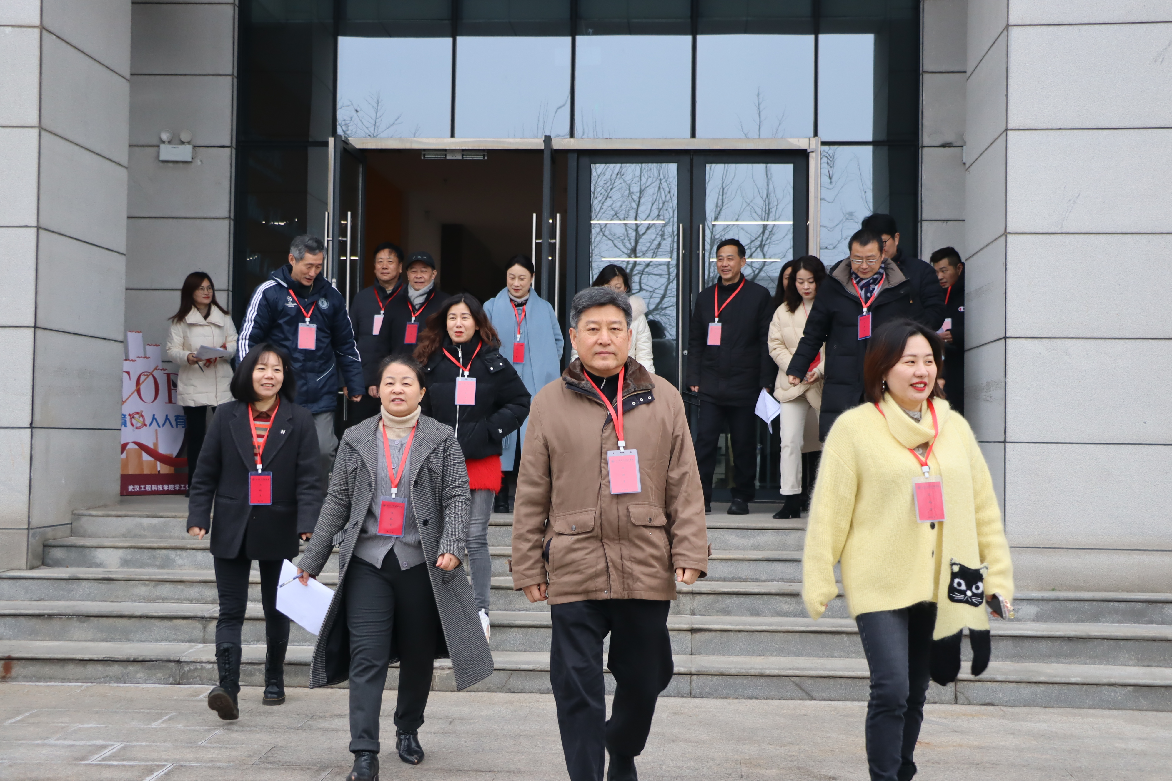 校领导走进开学第一课 师生共启龙年新学期
