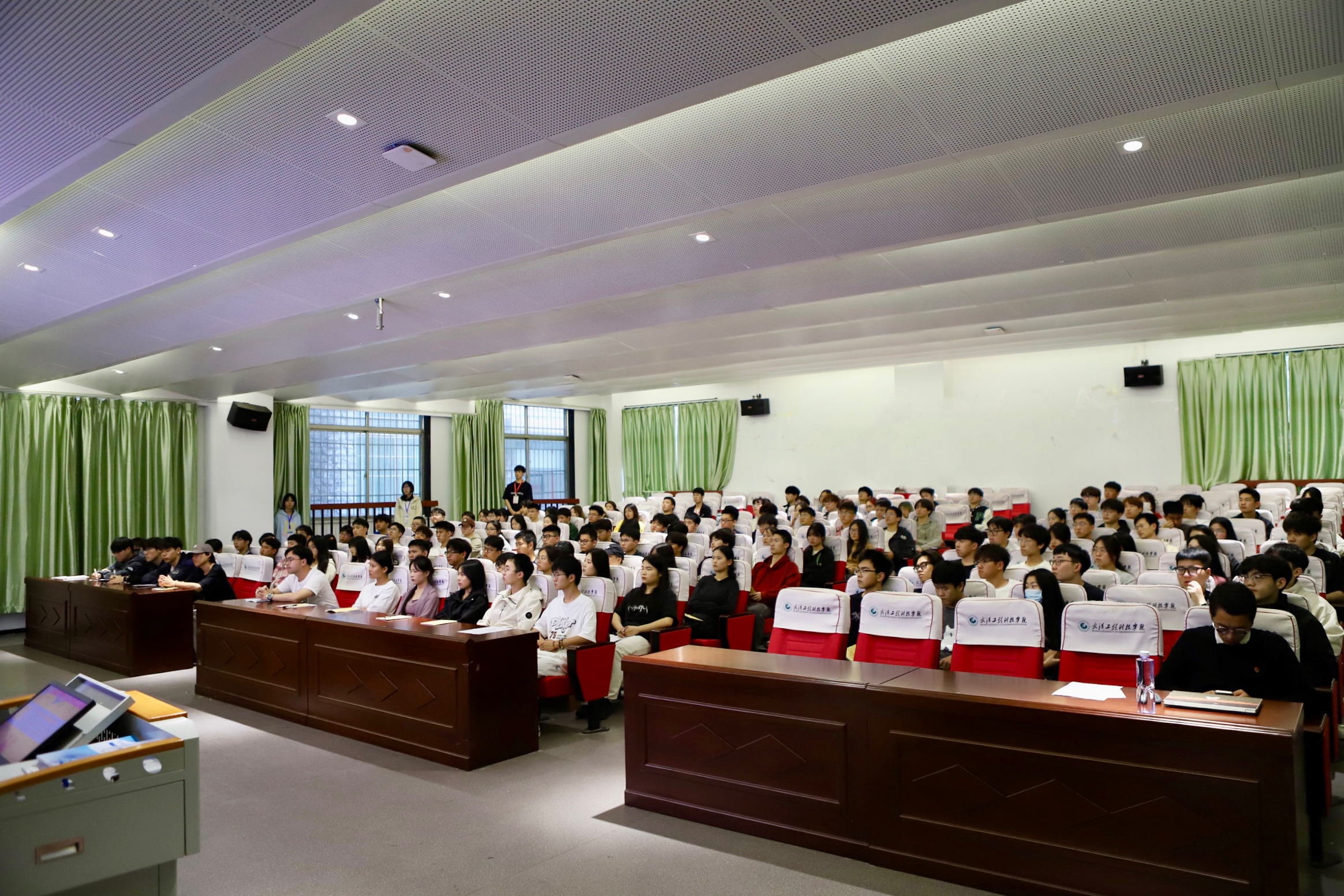 永葆初心 牢记使命 | 学校党委书记张会利为入党积极分子进行讲党课