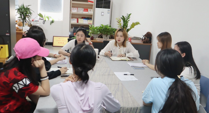 外国语学院召开2023级学生座谈会