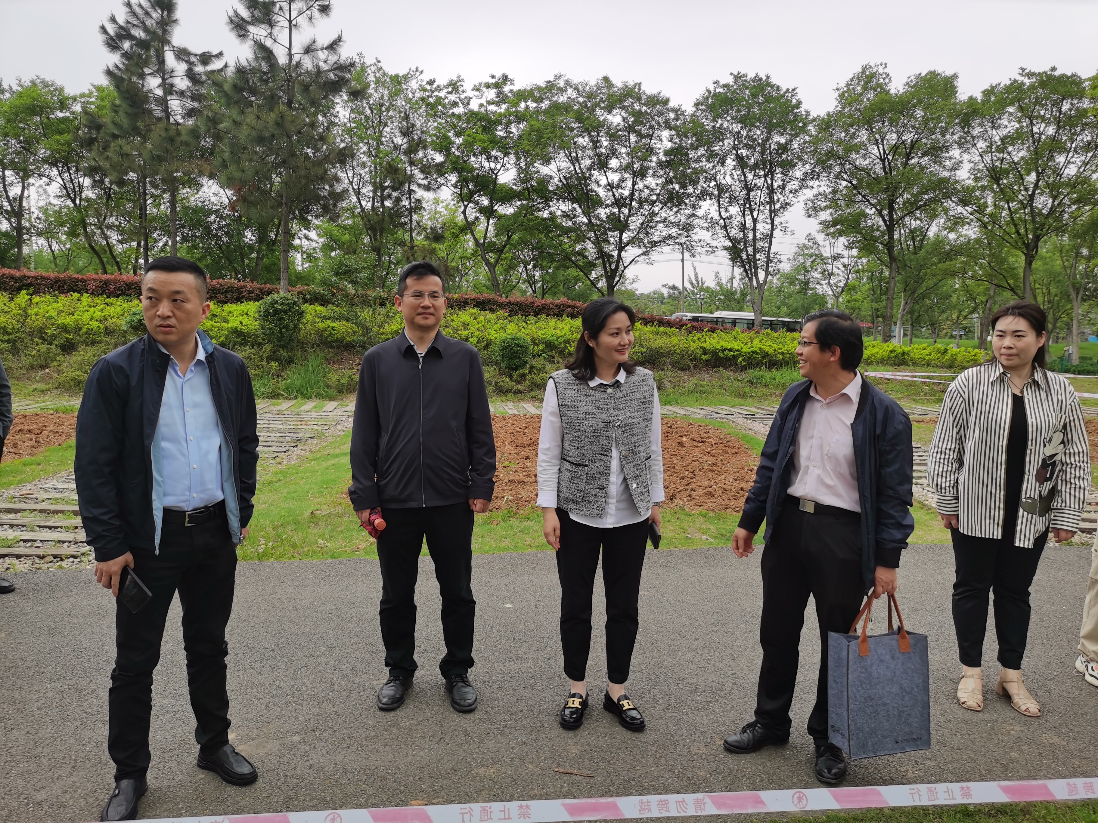 武汉工程科技学院赴江夏区中央大公园和谭鑫培戏楼开展深度调研