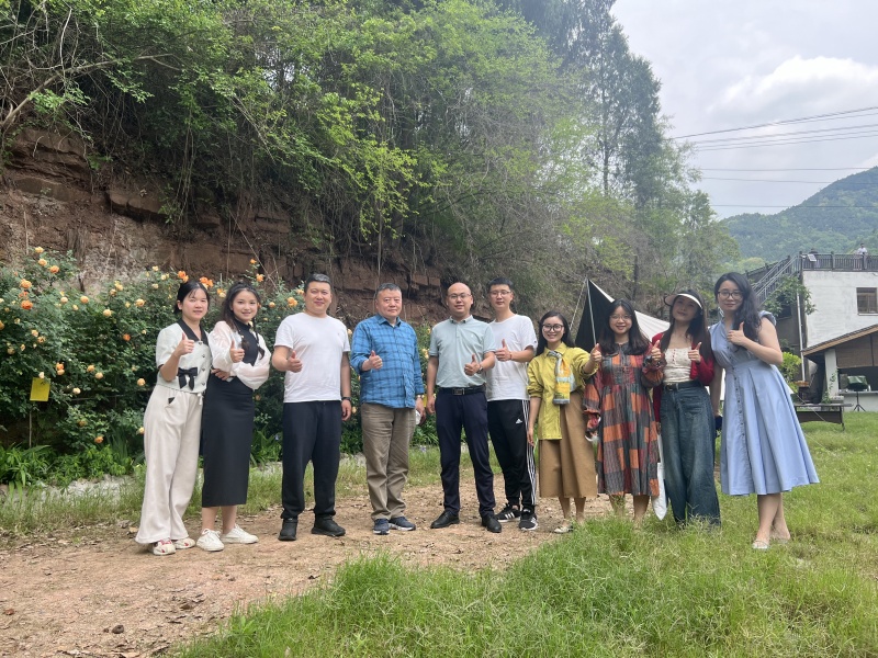建筑学院开展“春回大地,共筑和谐”春游踏青活动