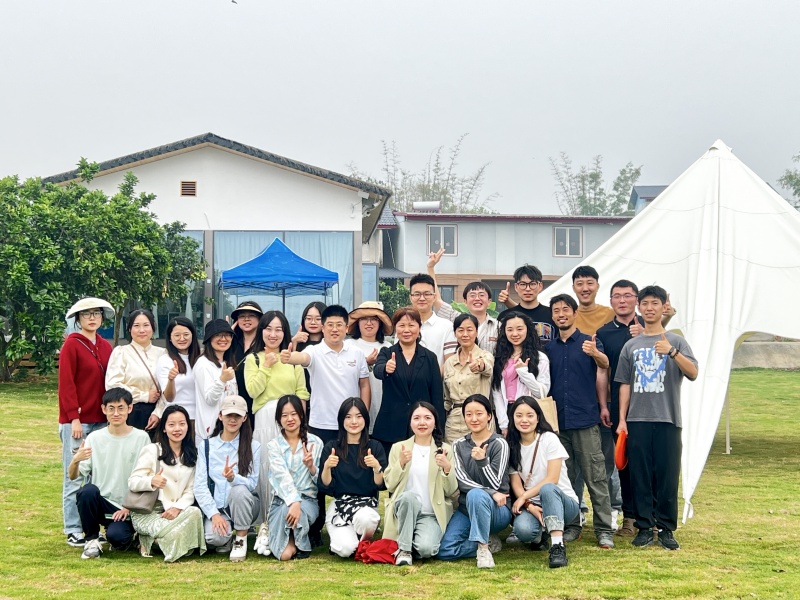 传媒与演艺学院开展2024年“春日采风、花间漫步”踏青活动