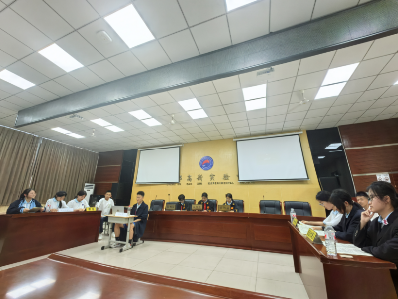 文法学院教师到成都市高新实验中学指导模拟法庭进校园活动