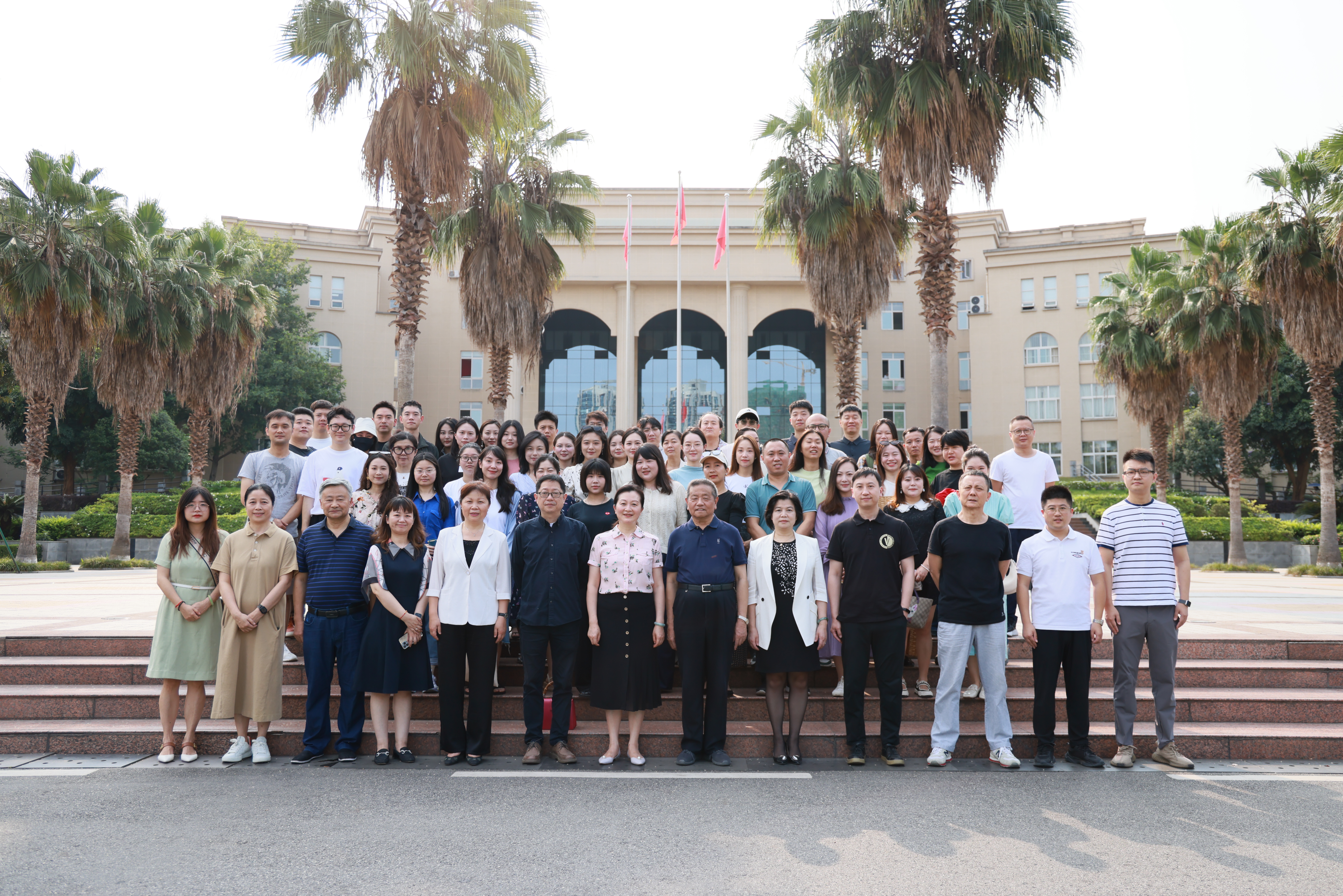 【传演】传媒与演艺学院成功举办新时代背景下戏剧与影视学类专业人才培养暨一流课程建设研讨会