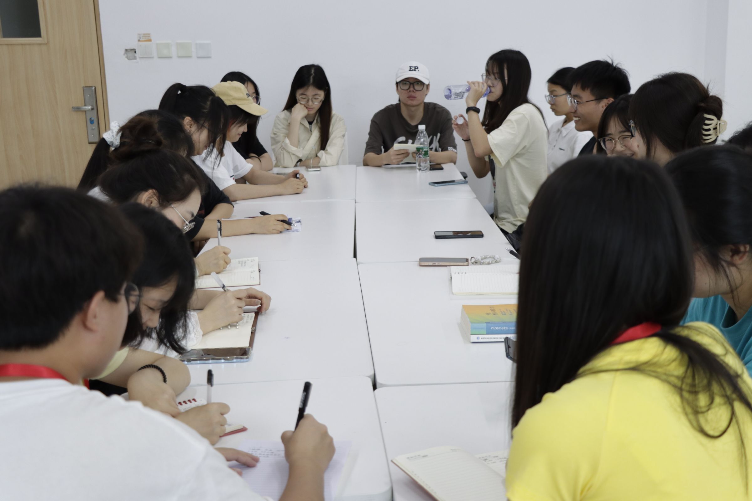 【马院】马克思主义学院顺利召开五月第二次思想动态交流大会