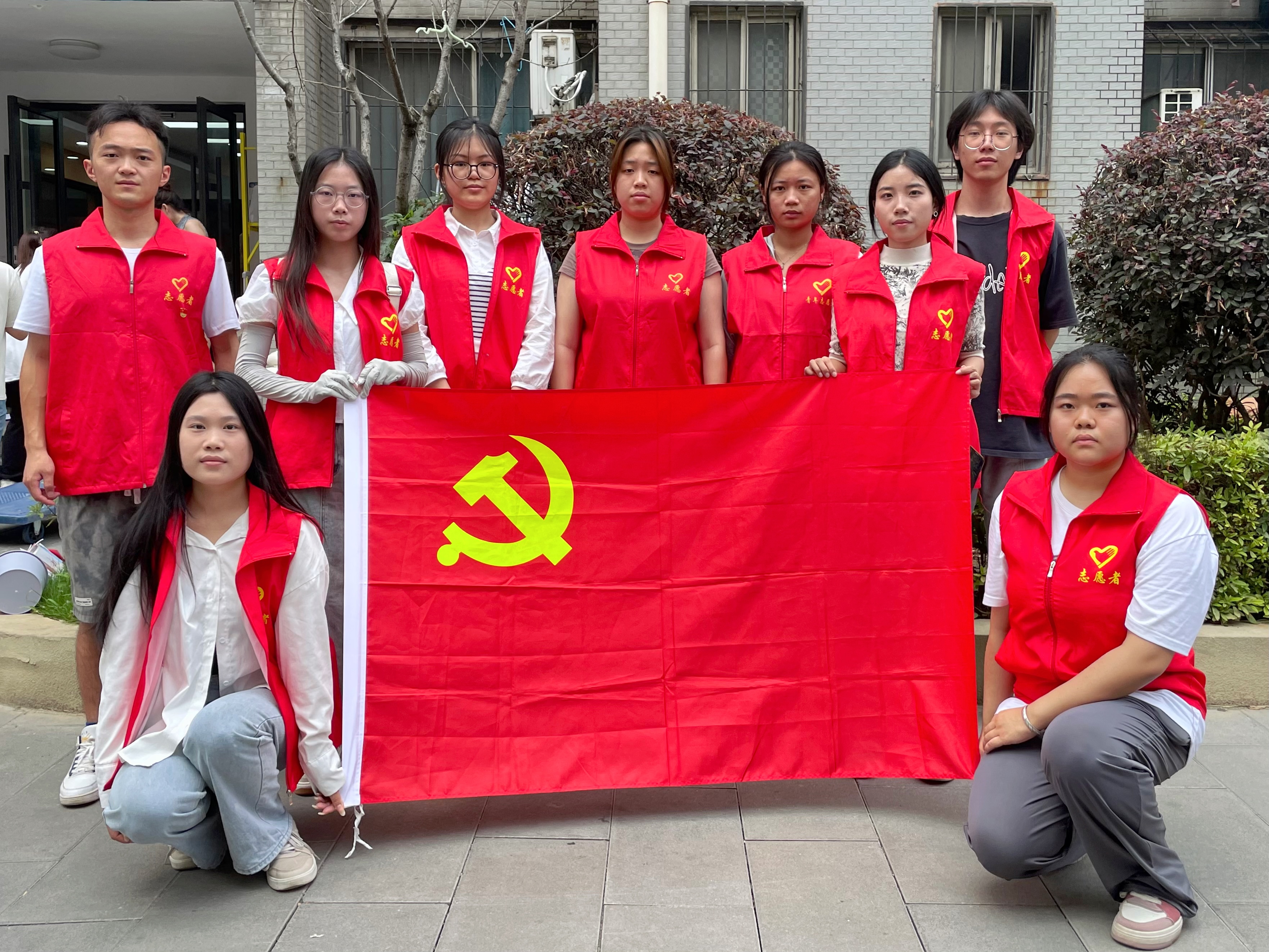 志愿送温暖 暖心助离别 人文学院学生党员志愿服务队开展协助毕业生离校志愿服务
