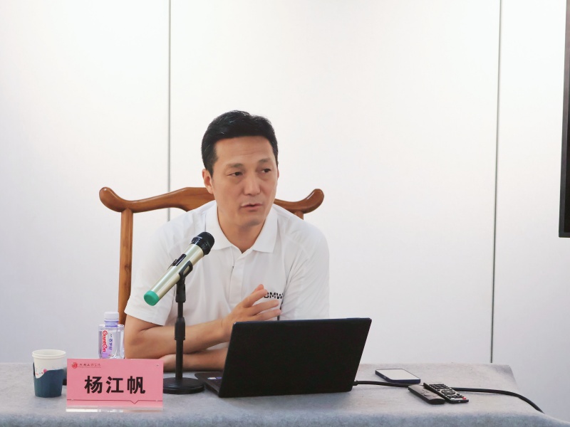 眉山市书法家协会主席杨江帆来校开展《刀笔相轫与笔法演变》专题讲座