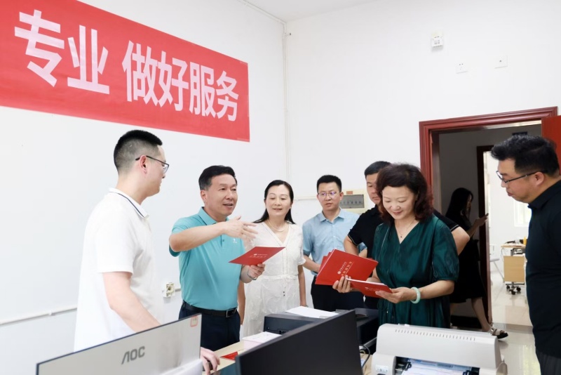 校领导检查指导招生录取工作并看望慰问暑假期间坚守岗位的教职员工