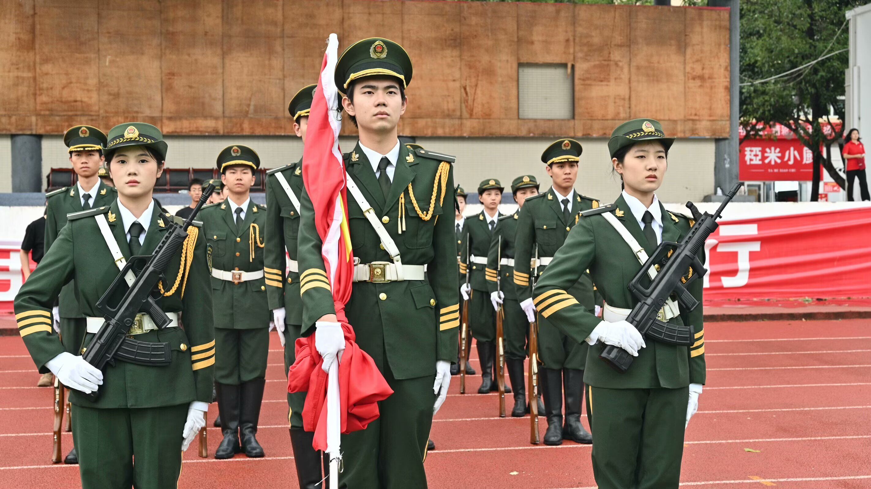 【国护】成都文理学院举行庆祝中华人民共和国成立75周年升旗仪式