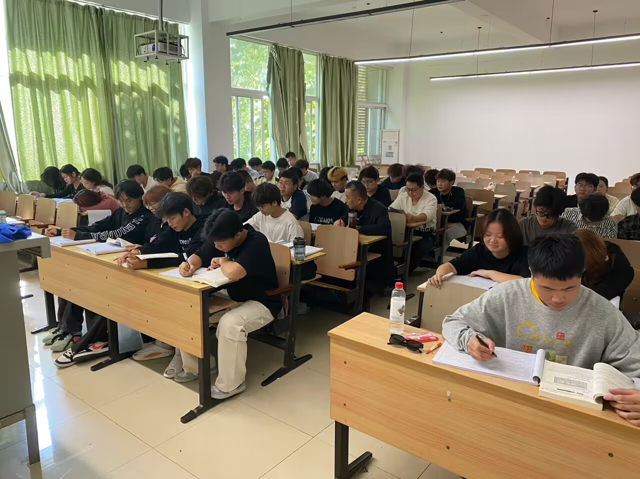 陪上一堂课 托起新希望 ----24建筑专1-2班班主任和学生一起上《建筑工程制图及CAD》课