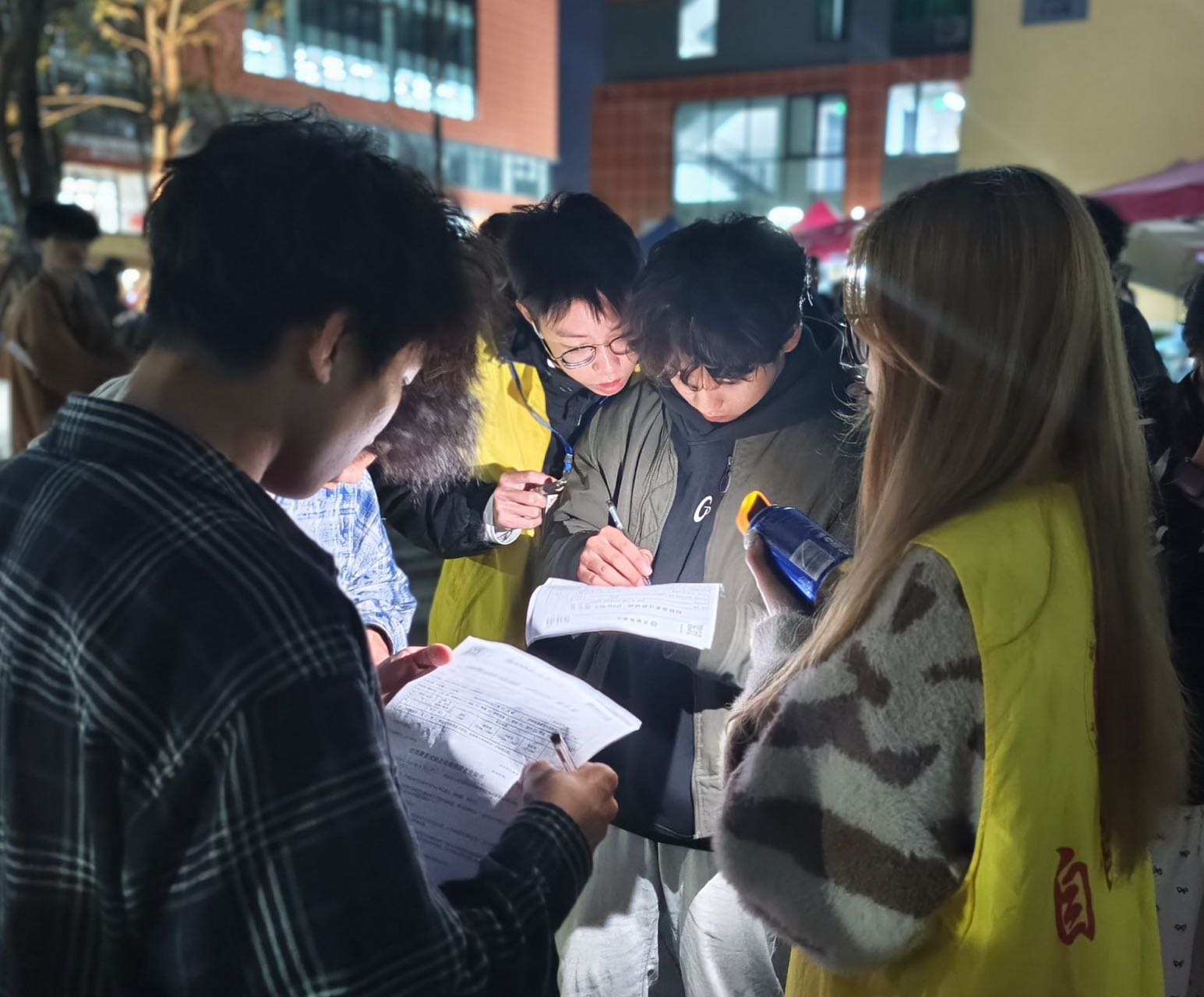 【自管委】成都文理学院学生公寓自我管理委员会协助完成2024级新生体检工作