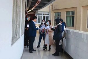 校领导带队走进课堂,检查新学期线下教学“第一课”