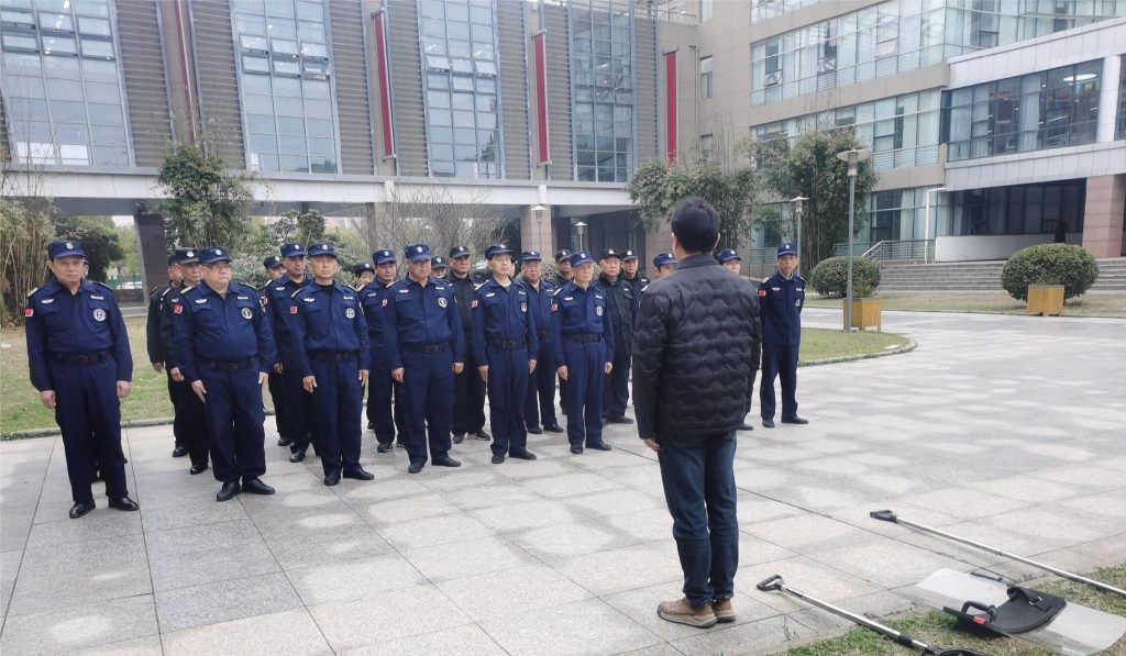 强化安保技能培训 筑牢校园安全防线|后勤保卫处组织保安人员开展安全防范培训