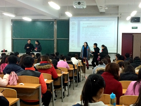 检查小组进入教室检查学生迟到情况.jpg