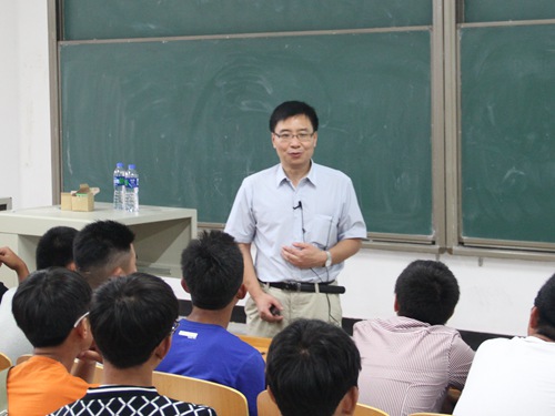 田明教授为新生讲述材料与化工科学技术导论_副本.jpg