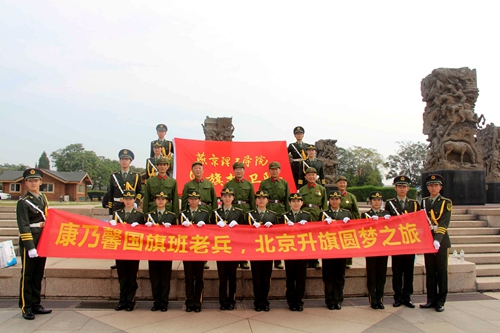 校国旗护卫队与抗战老兵合影.jpg