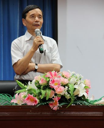 盛校长主持报告会.jpg