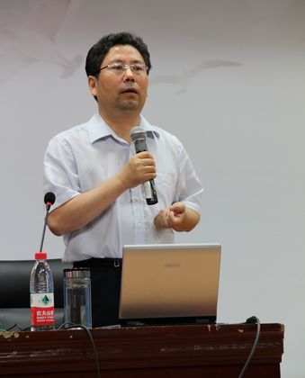 吴书记在作报告.jpg