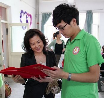 刘校长与志愿者.jpg