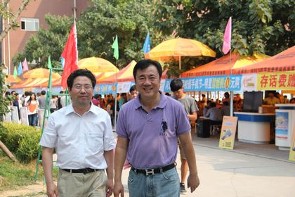 杨总、吴书记在现场.jpg
