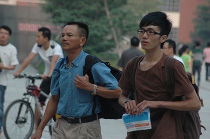 新生在家长陪同下报到.jpg