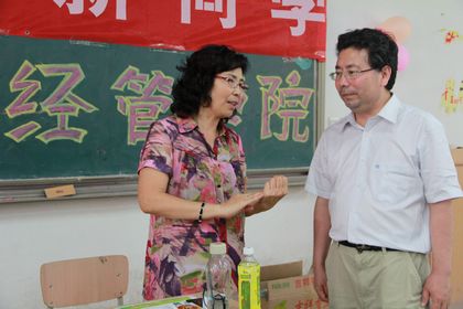 吴保德书记亲临现场关心经管学院迎新工作.jpg