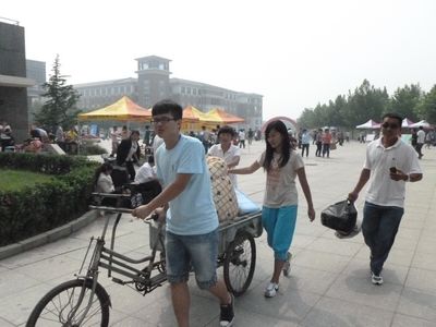 志愿者协助新生托运行李1.jpg