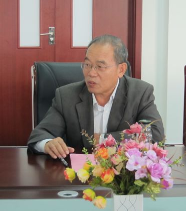 崔校长主持会议.jpg
