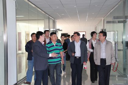 新加坡客人参观我校.jpg