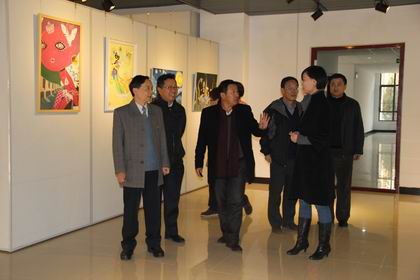 参观艺术展厅.jpg
