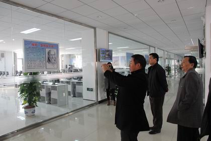 参观经管实训中心2.jpg