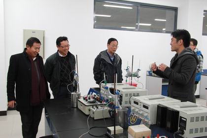 参观理工学院实验室.jpg