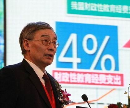 图为教育部教育发展研究中心主任张力发布2012中国教育年度数字.jpg