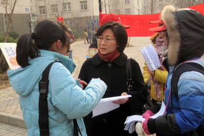 实践队员在社区调研.JPG
