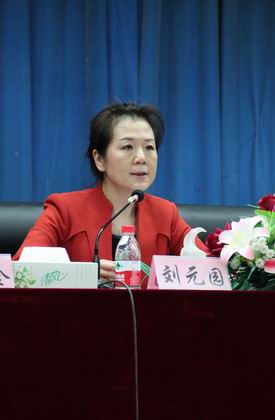 刘校长主持会议.jpg